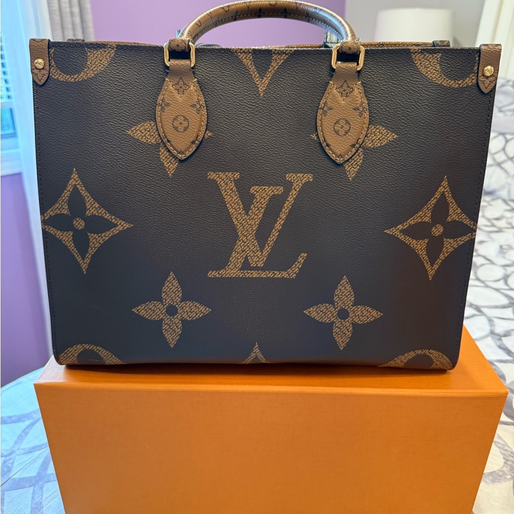 Louis Vuitton On The Go MM Tote - Picture 5 of 17